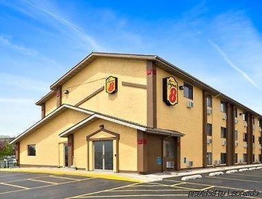 Super 8 by Wyndham Cedar Rapids Hotell Exteriör bild