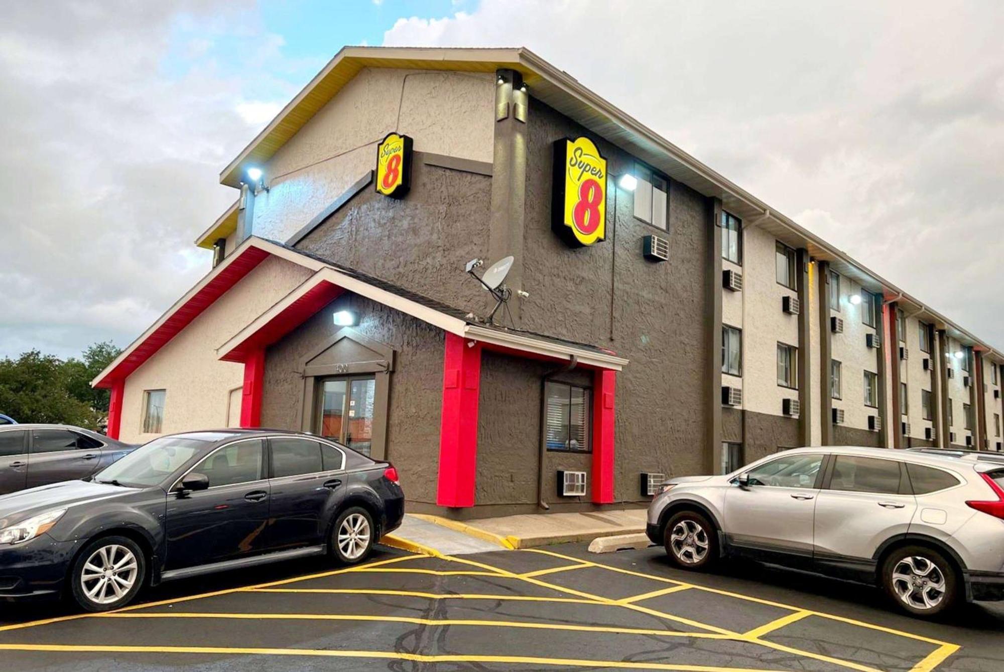 Super 8 by Wyndham Cedar Rapids Hotell Exteriör bild