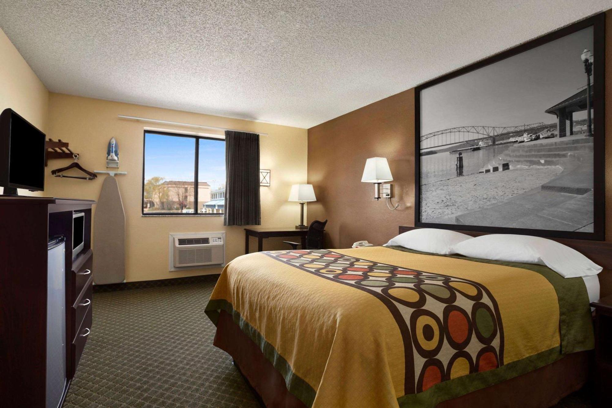 Super 8 by Wyndham Cedar Rapids Hotell Exteriör bild