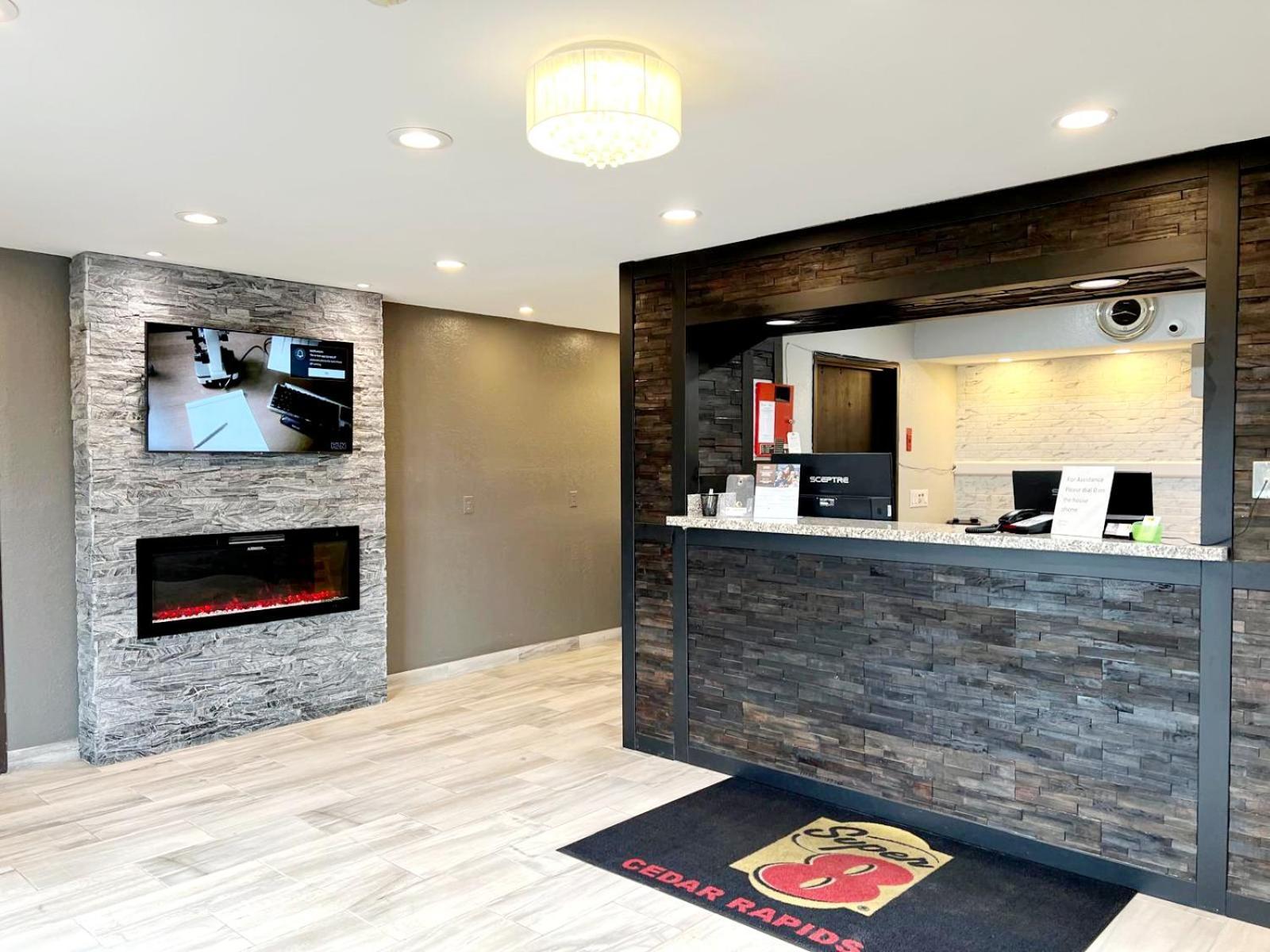 Super 8 by Wyndham Cedar Rapids Hotell Exteriör bild