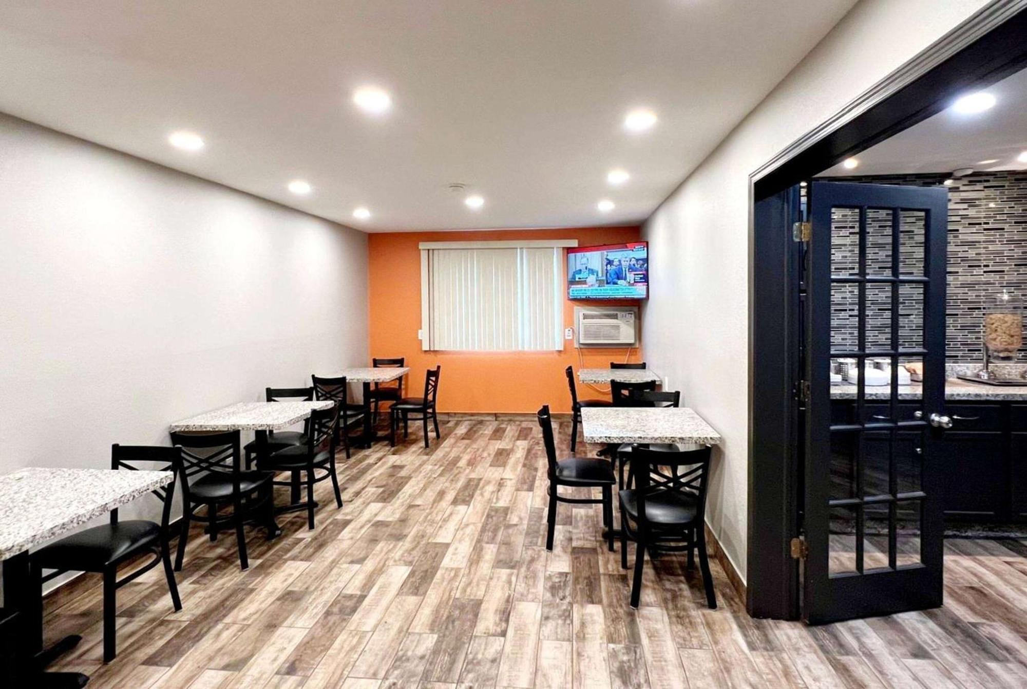 Super 8 by Wyndham Cedar Rapids Hotell Exteriör bild