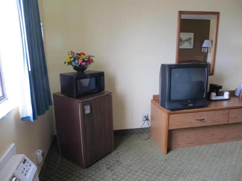 Super 8 by Wyndham Cedar Rapids Hotell Exteriör bild