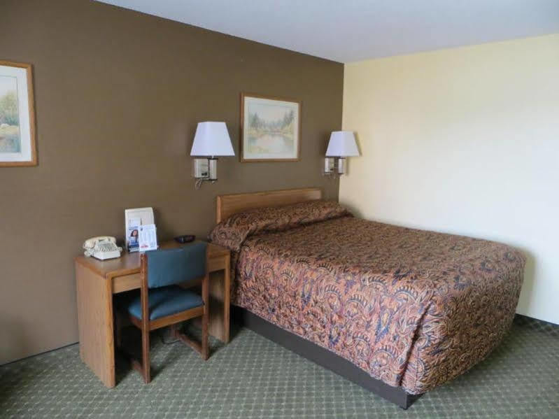 Super 8 by Wyndham Cedar Rapids Hotell Exteriör bild